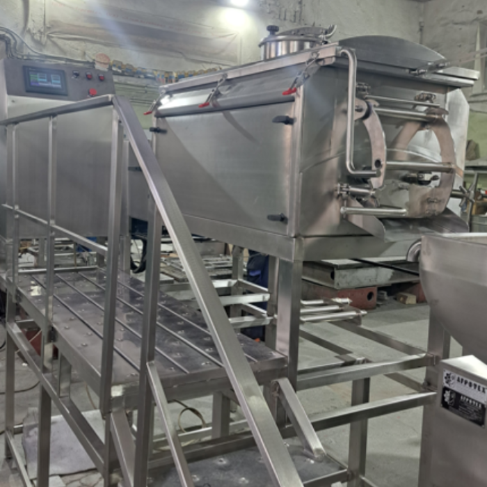 Машина термоформовочная, 1200 л, двухшнековая (паровой плавитель) с площадкой обслуживания, подъемником сырья и комплектом тележек  - фото 1